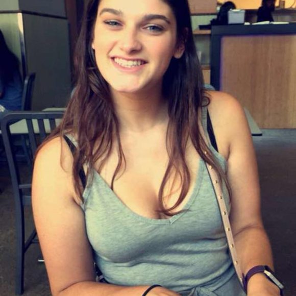 Meet your Posher, Zoe - Picture 2 of 8